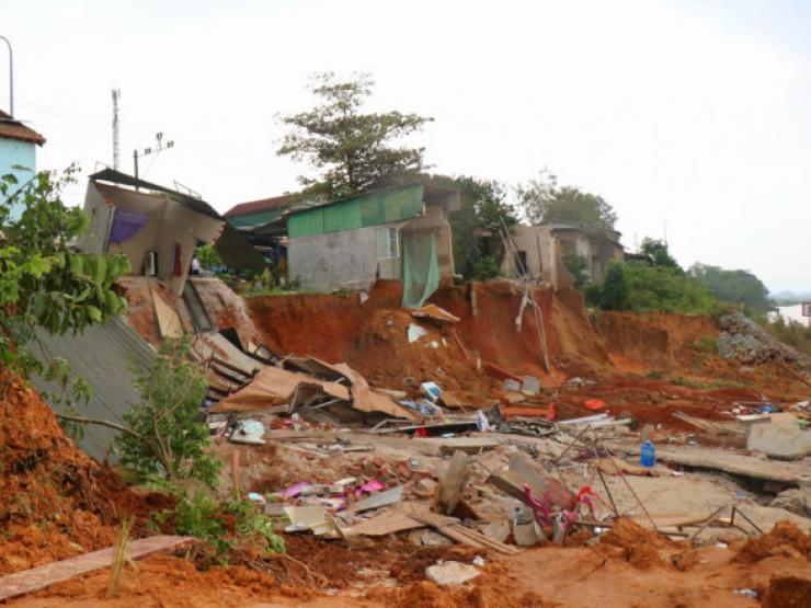 Tin tức trong ngày - Vụ sạt lở kinh hoàng khiến 1 người bị vùi lấp ở Quảng Trị: "Con lên trước đi, ba bị kẹt chân rồi"