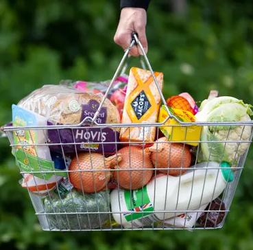 Chi phí sinh hoạt tăng đã khiến nhiều người phải cắt giảm chi tiêu. Ảnh: The Guardian