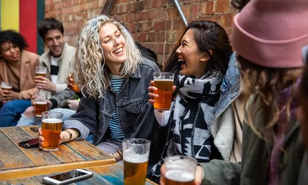 Người Anh hạn chế ra ngoài tụ tập bạn bè vì chi phí sinh hoạt tăng cao. Ảnh: Getty&nbsp;