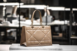 Thời trang - Cận cảnh cách tạo nên chiếc túi tote nổi tiếng của Dior