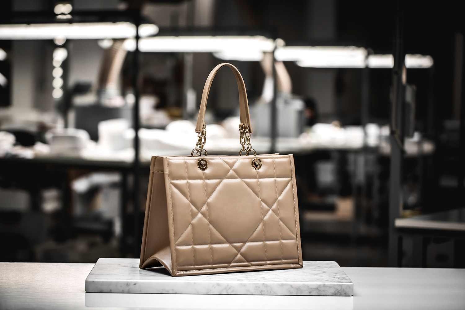 Cận cảnh cách tạo nên chiếc túi tote nổi tiếng của Dior - 1