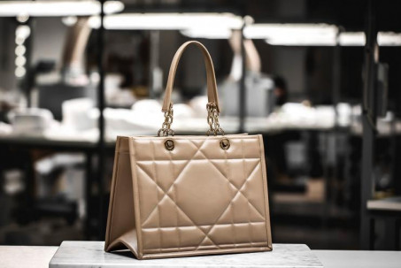 Cận cảnh cách tạo nên chiếc túi tote nổi tiếng của Dior