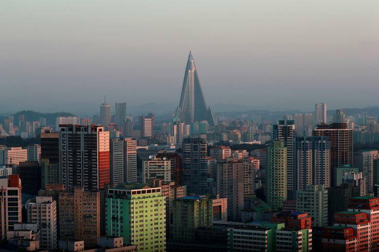 Trong ảnh là khách sạn 105 tầng Ryugyong hiện đang được xây dựng tại Triều Tiên. Khách sạn có quy mô 3.000 phòng, được khởi công xây dựng từ năm 1987 nhưng chưa thể đi vào hoạt động do việc thi công liên tục bị đình trệ. Ảnh: Reuters