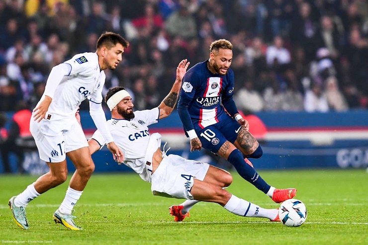 Tình huống Neymar bị phạm lỗi trong trận đấu giữa PSG và Marseille