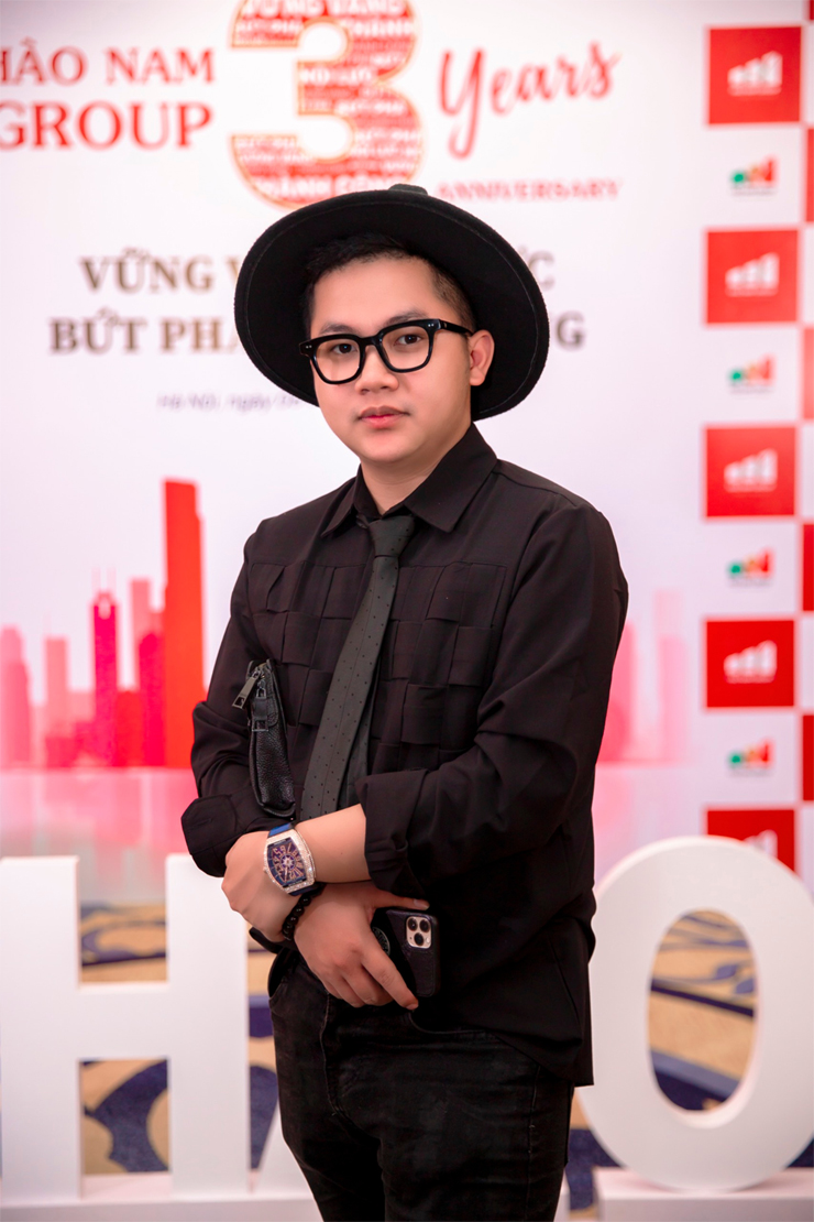 Bầu show Mạnh Cường sinh năm 1996 với vẻ ngoài trẻ trung, lịch thiệp