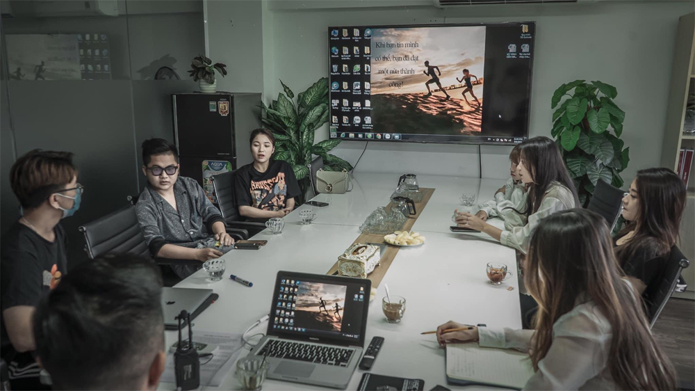 Anh Lương Mạnh Cường trao đổi cùng các cộng sự