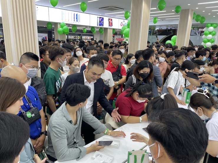 Các cửa hàng ghi nhận số lượng khách đến nhận máy đông kỷ lục.