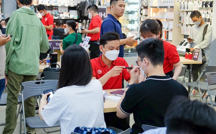 Hàng chục nghìn chiếc iPhone 14 series đã được trao tận tay khách hàng trong ngày đầu mở bán.