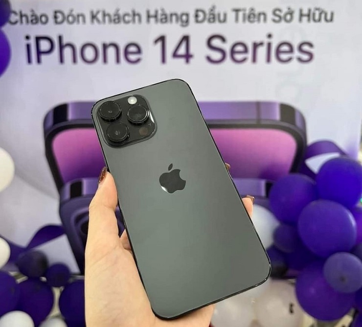 Sau khi iPhone 14 chính hãng có mặt tại Việt Nam, hàng xách tay có diễn biến bất ngờ.