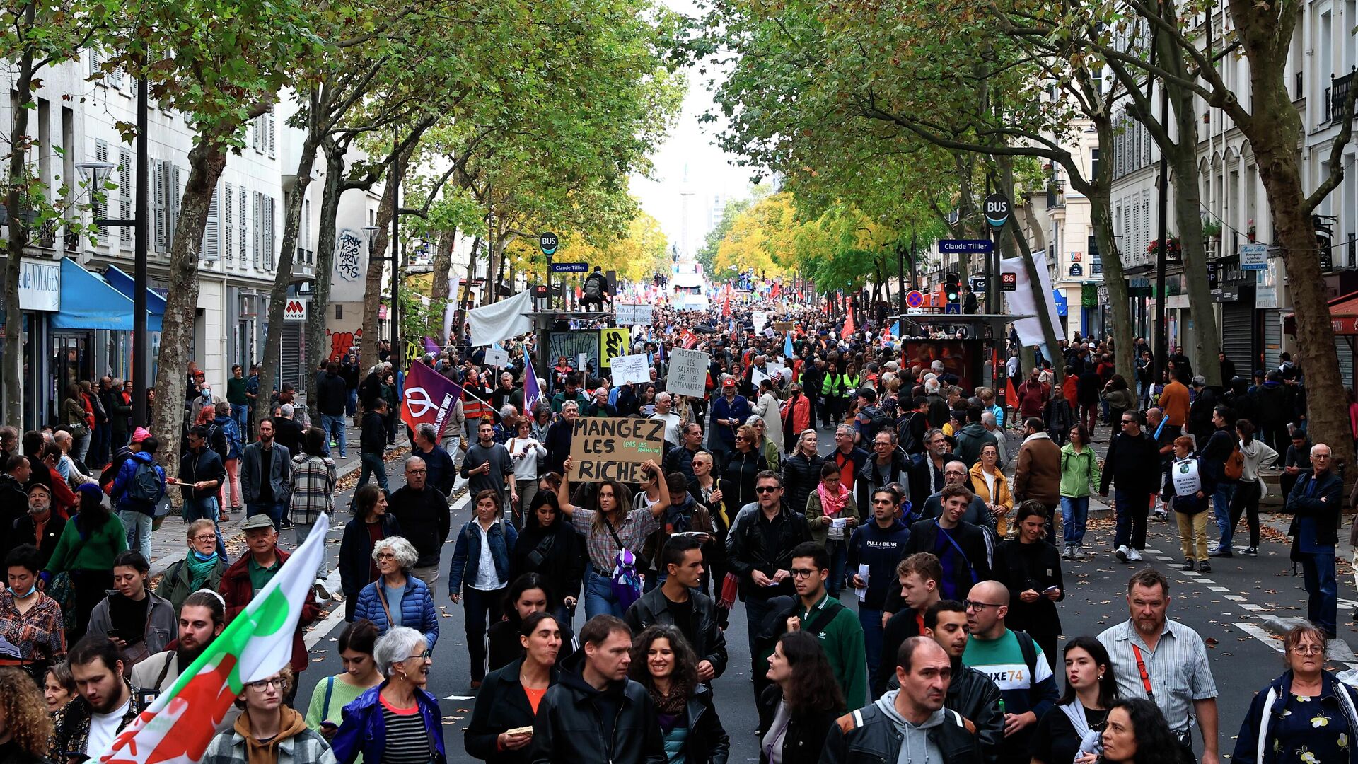 Hàng chục ngàn ngườ Pháp ra đường biểu tình ở thủ đô Paris hôm 16/10.