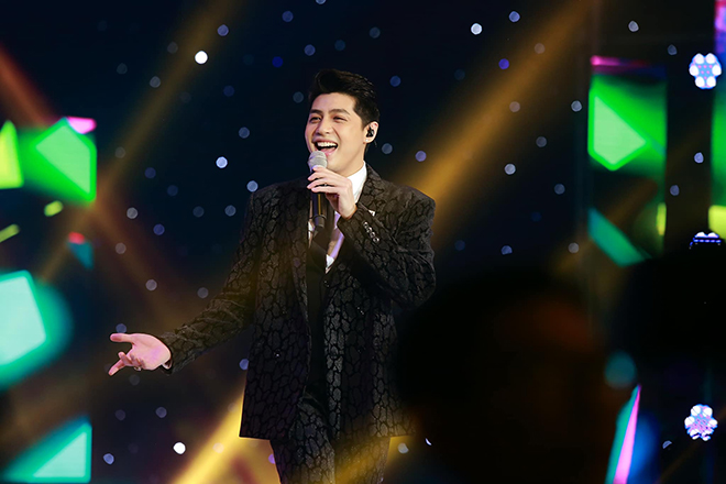 Nam ca sĩ Noo Phước Thịnh khuấy đảo sân khấu với giọng hát ngọt ngào cùng vẻ ngoài điển trai, lịch lãm