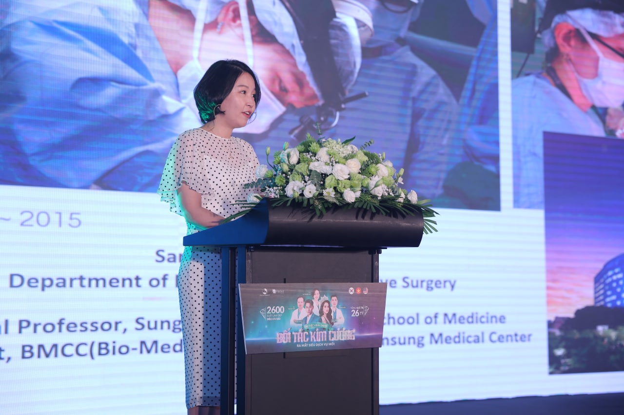 Bà Ju Young Go - Chuyên gia Hàn Quốc giới thiệu túi ngực Motiva - chất liệu túi ngực cao cấp được sử dụng trong dịch vụ mới ra mắt TC Motiva Premier
