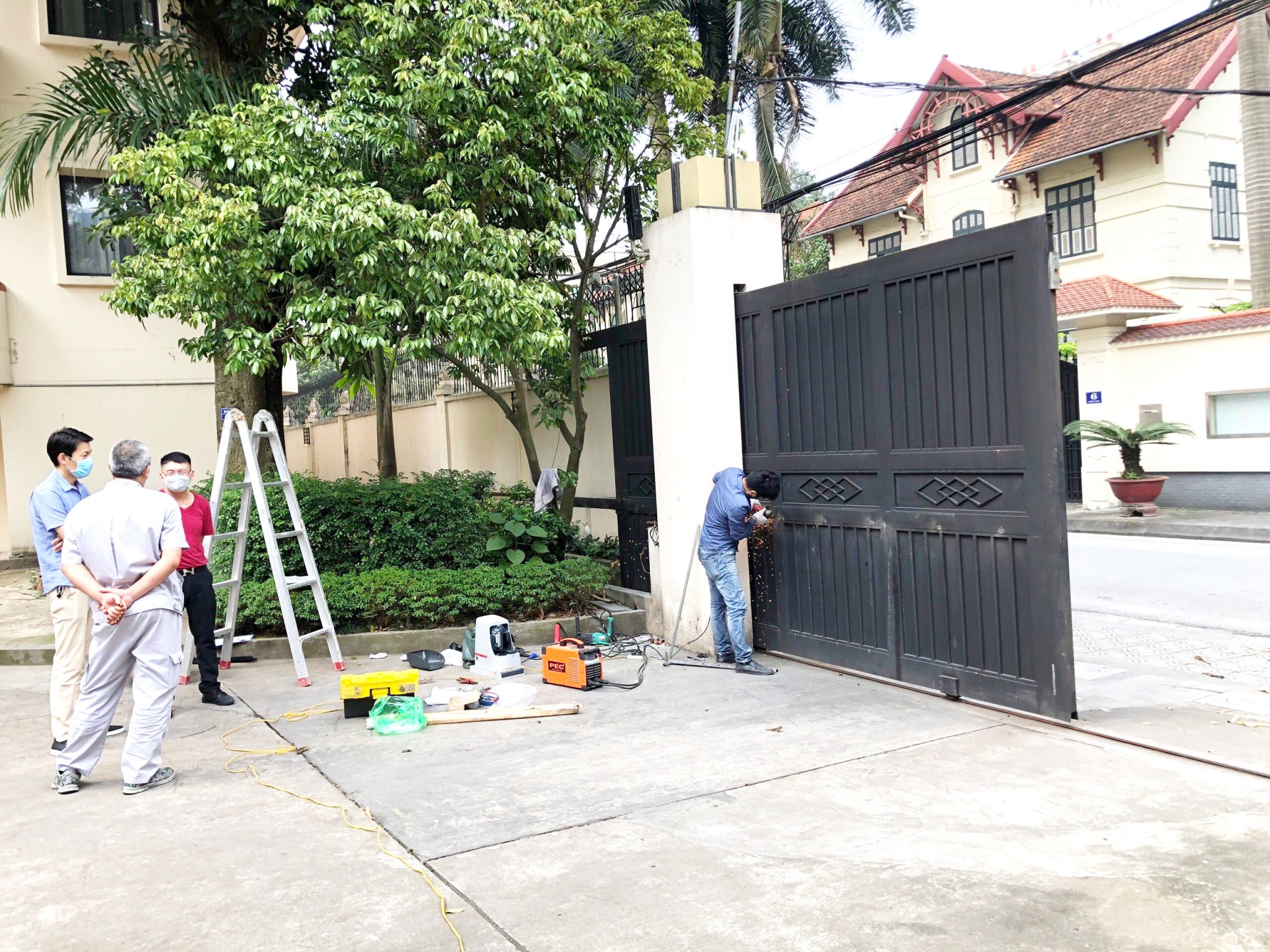 Lắp đặt cổng trượt tự động tại cơ quan, văn phòng