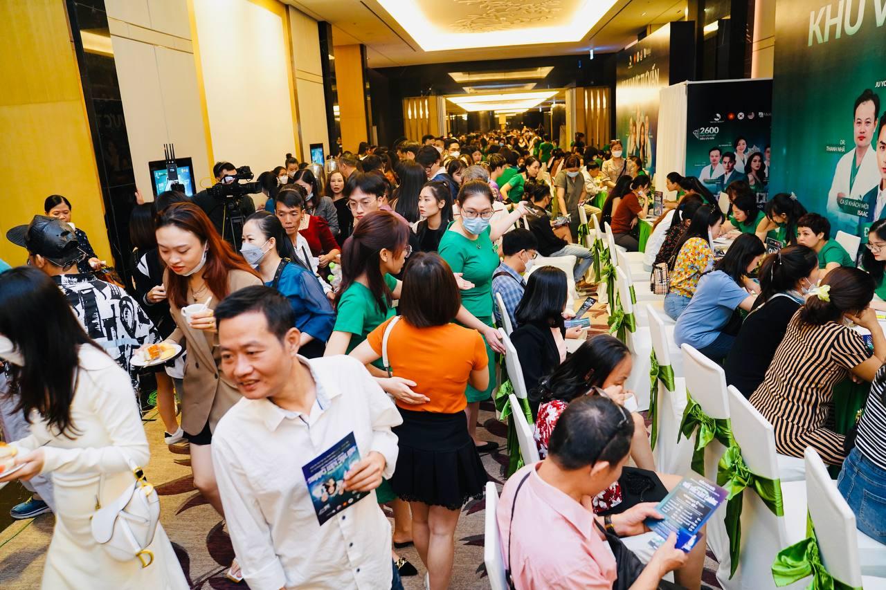 Phái đẹp quyết định đăng ký thực hiện dịch vụ ngay trong sự kiện