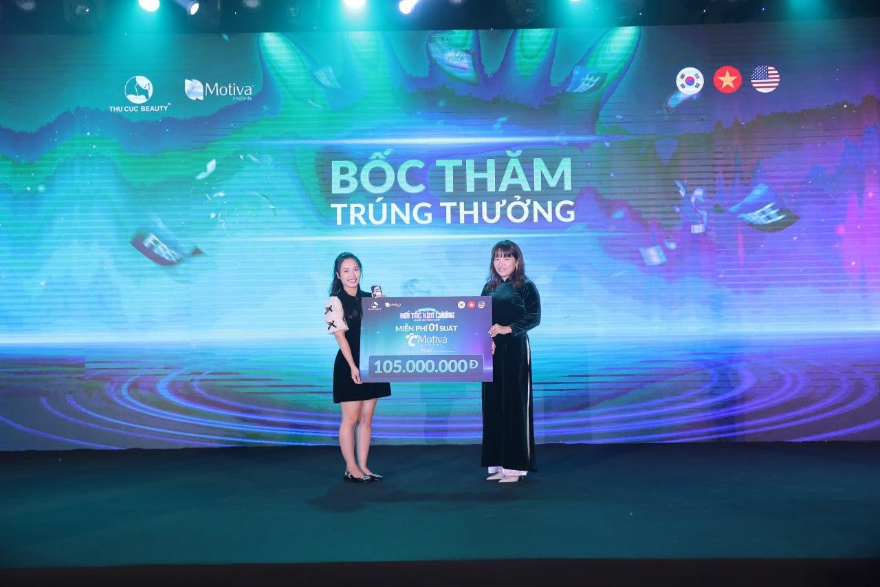 Khánh hàng may mắn đầu tiên nhận được suất nâng ngực 0 đồng