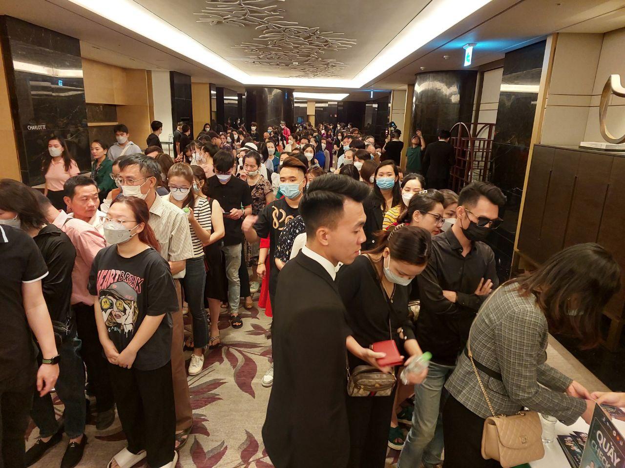 Ngay từ sáng, hàng nghìn khách hàng đã xếp hàng dài chờ vào tham gia sự kiện