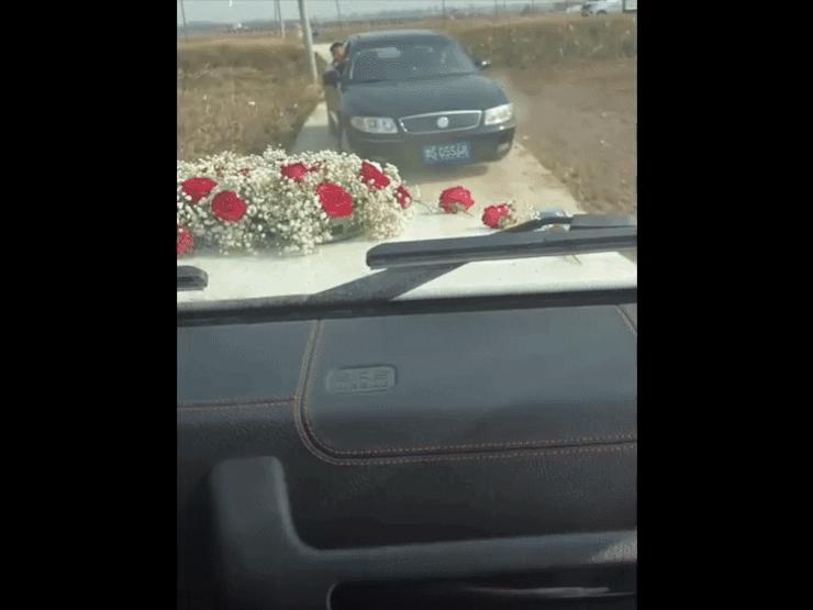 Ô tô - Clip: Lùi xe nhường đường cho xe hoa, chủ xe khóc thét với cái kết