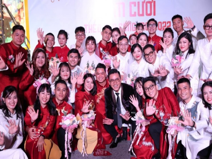 Đời sống Showbiz - Tuấn Hưng khiến phố đi bộ "náo loạn" khi dự "đám cưới siêu to"