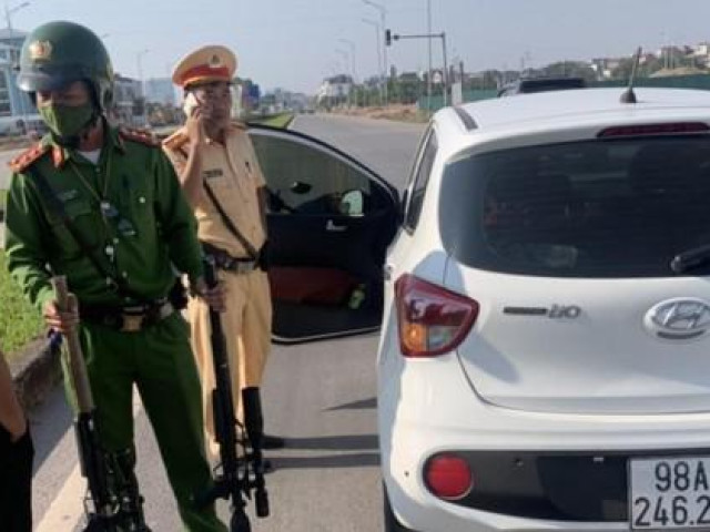 Pháp luật - Phát hiện 2 khẩu súng khi kiểm tra lái xe ô tô vi phạm nồng độ cồn