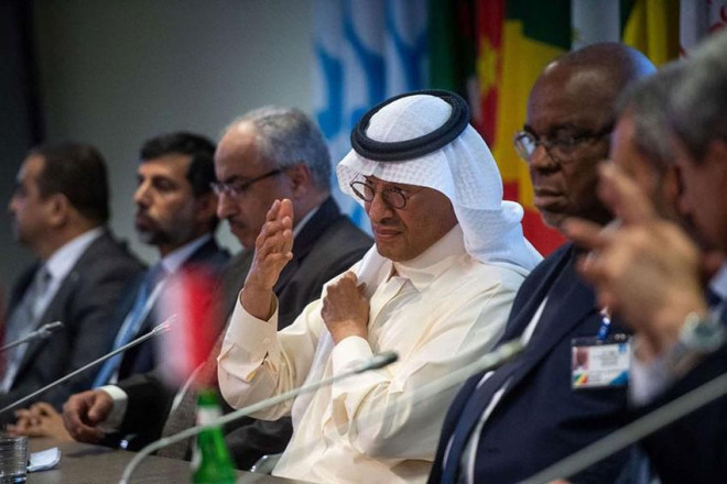 Bộ trưởng Năng lượng Saudi Arabia Abdulaziz bin Salman phát biểu trong cuộc họp báo sau cuộc họp OPEC+ tại Vienna (Áo) ngày 5-10 đi đến quyết định sẽ giảm sản lượng từ tháng 11. Ảnh: GETTY IMAGES