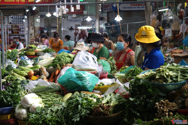 Lượng rau xanh tại các chợ ít hơn so với ngày thường. Ảnh: VietNamNet
