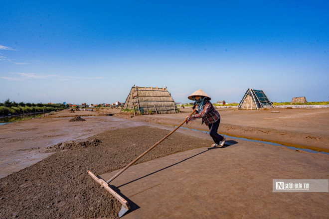 Xã Bạch Long (tỉnh Nam Định) vốn là cánh đồng muối lớn nhất miền Bắc, rộng tới 230 ha, cung cấp sản lượng lên đến hàng chục nghìn tấn mỗi năm. Từ bao đời nay, nghề muối đã trở thành nghề sản xuất truyền thống của diêm dân vùng ven biển của tỉnh này.