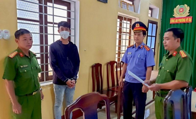 Cán bộ Công an đọc lệnh bắt tạm giam đối với Nguyễn Bá Thắng.