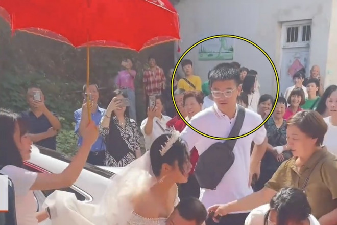 Người con trai 14 tuổi của cô dâu trong ngày tiễn mẹ về nhà chồng.