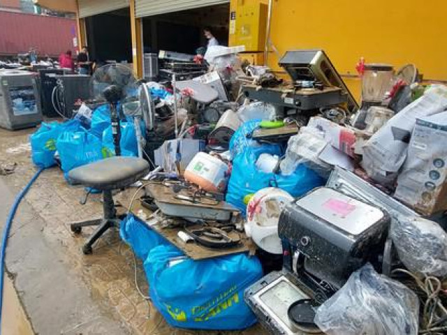 Pháp luật - Cho nhiều người vào trú mưa ngập, một siêu thị điện máy bị mất trộm 130 điện thoại