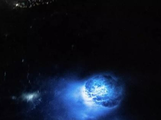 Phi thường - kỳ quặc - Giải thích hiện tượng 2 quầng sáng xanh kỳ lạ trên Biển Đông