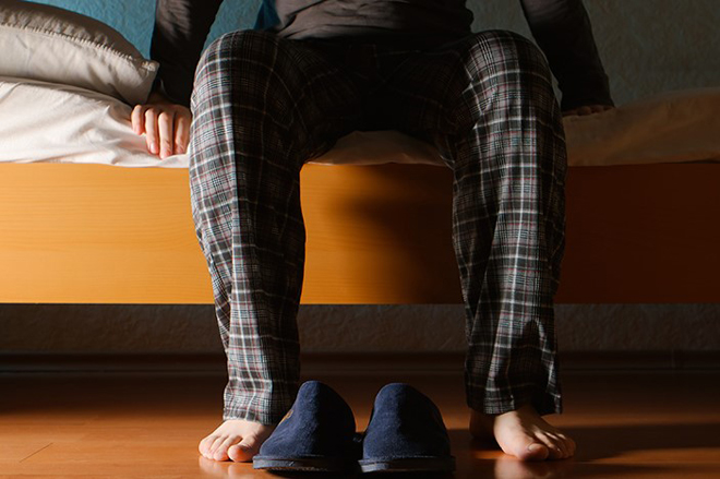 Tiểu đêm do u xơ tuyến tiền liệt khiến người bệnh mệt mỏi, mất ngủ.&nbsp;