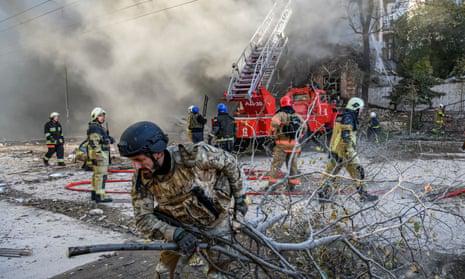 Tòa nhà dân cư ở Kiev bị phá hủy trong đợt tấn công bằng máy bay không người lái của Nga. Ảnh: Reuters
