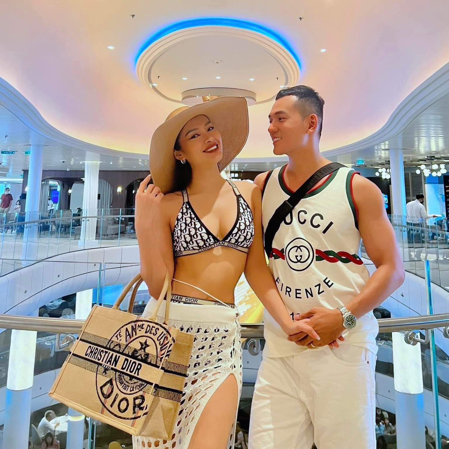 Phương Trinh từng mặc bikini đi mua sắm ở trung tâm thương mại.