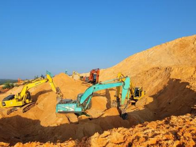 Sập mỏ titan ở Bình Thuận: Do bơm nước, núi cát từ độ cao 20m đổ xuống vùi lấp công nhân
