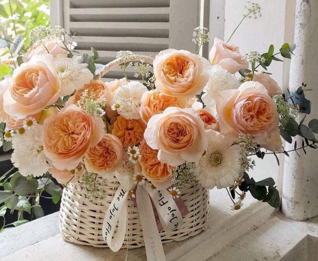 Hoa hồng giống ngoại bông to được nhiều khách hàng yêu thích và lựa chọn (Ảnh: Tuệ Phương).