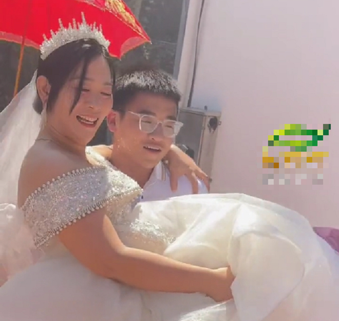 Người mẹ hạnh phúc khi được con trai bế trên tay.