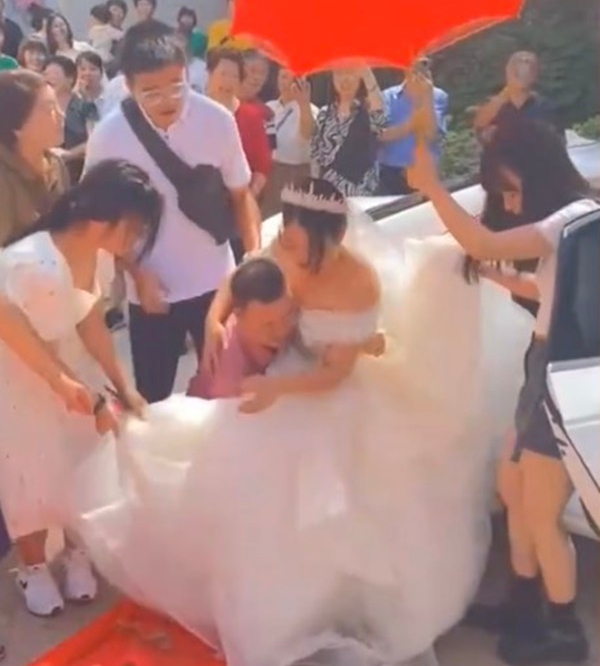 Chú rể nhiều lần cố gắng nâng cô dâu lên nhưng bất thành