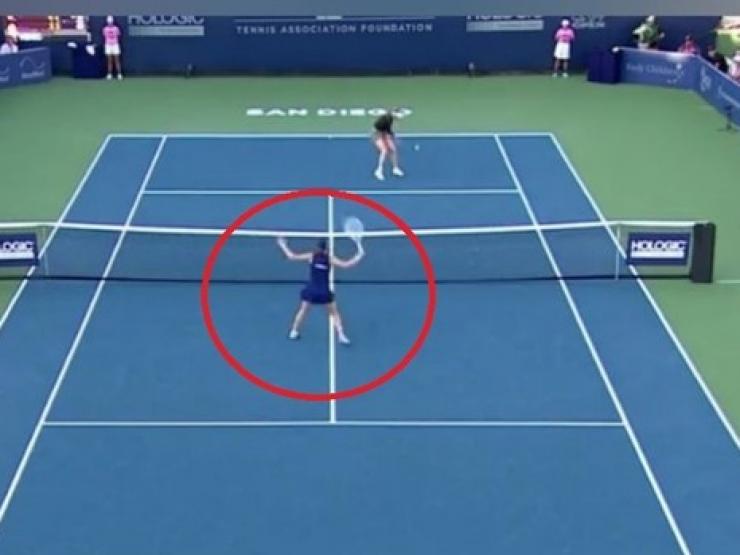 ”Nữ hoàng” tennis giở trò khó chấp nhận để thắng trận, phải xin lỗi đối thủ
