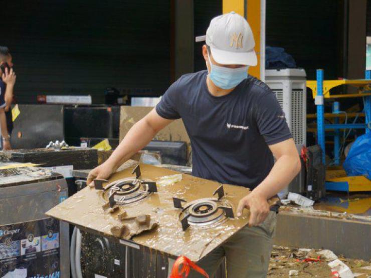 Tin tức trong ngày - Tin tức 24h qua: Cho người dân vào tránh lũ, siêu thị điện máy báo mất 130 chiếc điện thoại