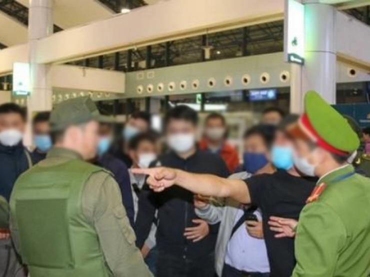 Tin tức trong ngày - Bị yêu cầu kiểm tra lại hành lý xách tay, người đàn ông xô đẩy nhân viên an ninh hàng không