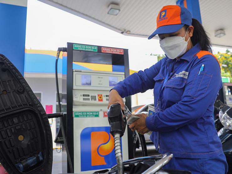 Thị trường - Tiêu dùng - Giá xăng dầu hôm nay 19/10: Tăng giảm trái chiều khi nguồn cung có dấu hiệu tăng