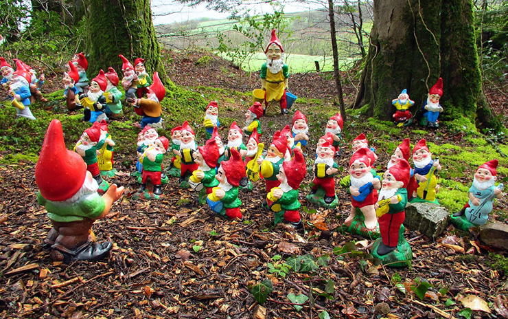 Khu bảo tồn Gnome,&nbsp;Anh: Khu bảo tồn Gnome là một khu vườn được thiết kế với vô số tượng thần lùn canh vườn với đủ các tư thế khác nhau. Nơi đây&nbsp;gây ấn tượng mạnh cho du khách với hàng trăm loài chuột chũi. Đây cũng là nơi trồng hàng chục loài hoa dại đã được phân loại.
