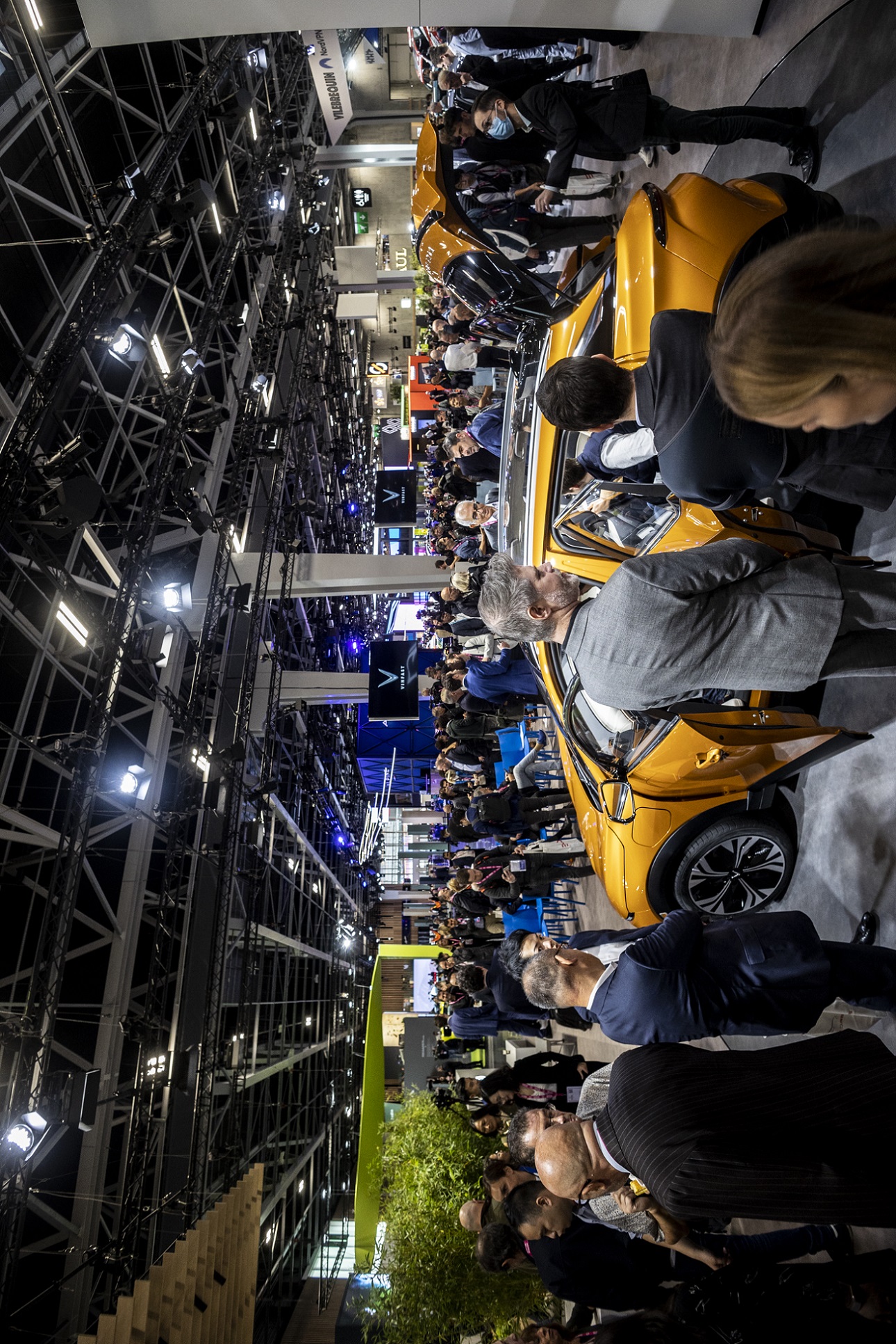 Gian hàng VinFast thu hút sự quan tâm lớn của giới truyền thông quốc tế tại Triển lãm Paris Motor Show 2022