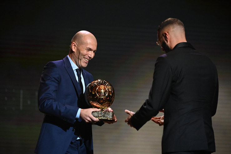 Benzema đoạt Quả bóng vàng 2022, nói gì trong giây phút lịch sử? - 1