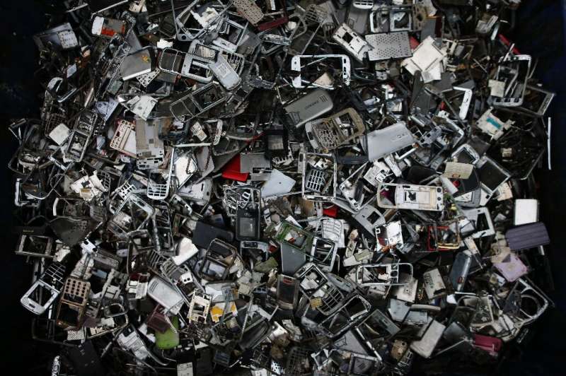 Con người thải ra bao nhiêu chiếc điện thoại cũ trong năm 2022? - 1