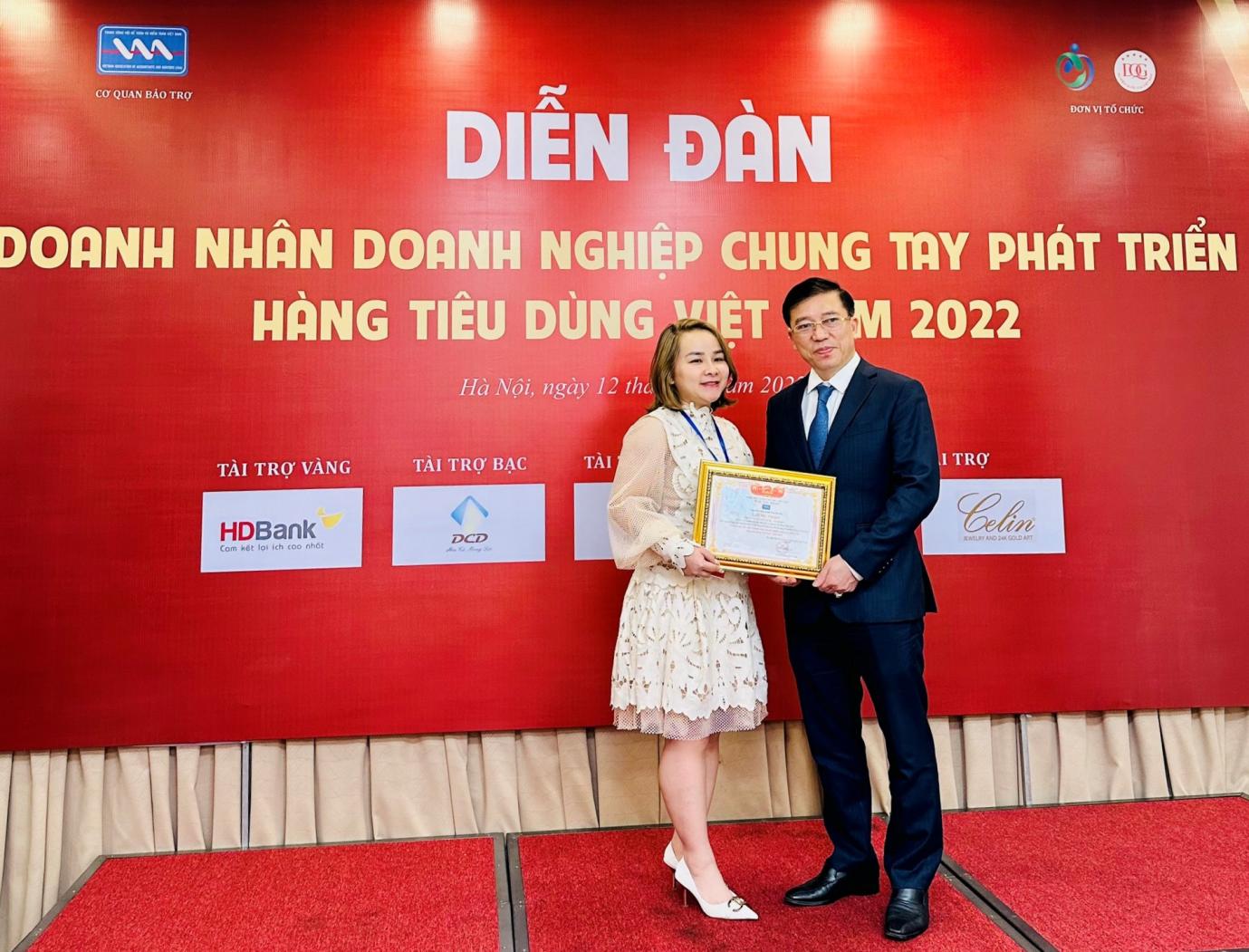 Đ/c Nguyễn Tuấn Anh - Phó Trưởng ban Ban Công tác Đại biểu thuộc Ủy ban Thường vụ Quốc hội (bên phải) trao biểu trưng "Doanh nhân, Doanh nghiệp chung tay phát triển hàng tiêu dùng Việt Nam 2022" cho doanh nhân Trần Vân Anh và Công ty CP TM &amp; DV PanPan