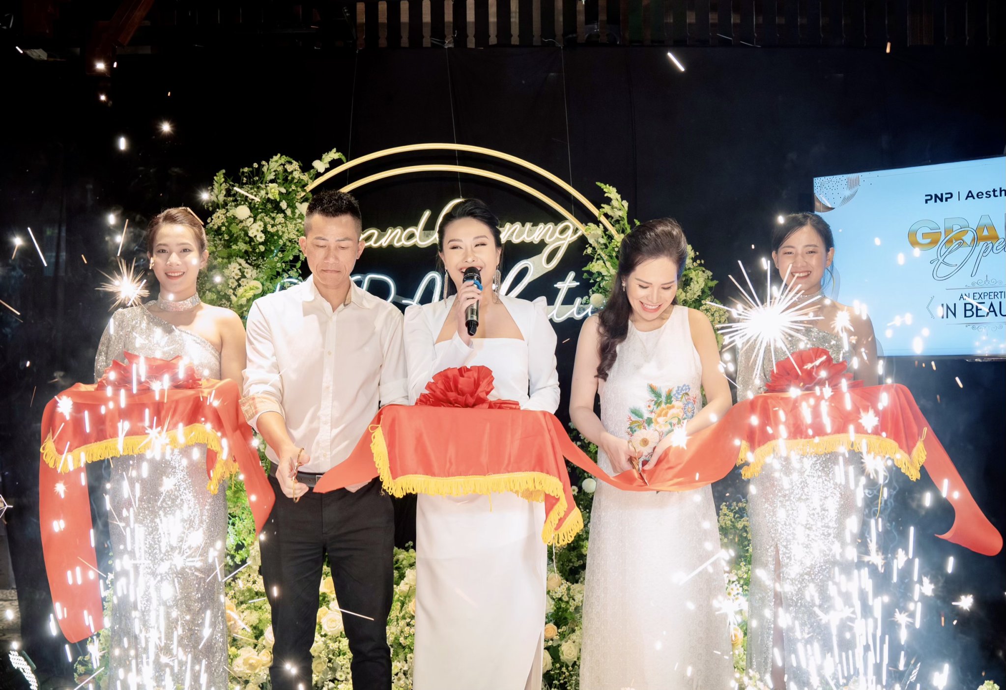 Vương Thùy Phương cắt băng khai trương cơ sở thứ 3 của PNP Aesthetic