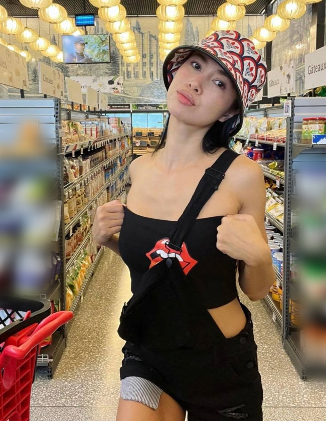 Người đẹp Vũ Ngọc Anh gây chú ý khi diện áo cúp ngực cùng quần short đi siêu thị.
