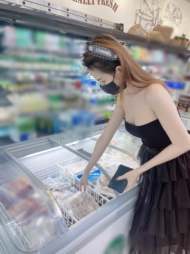 Diện đầm cúp ngực đi siêu thị, Hoa hậu Phan Thị Mơ thu hút moi ánh nhìn bởi làn da trắng sứ cùng vòng 1 gợi cảm.
