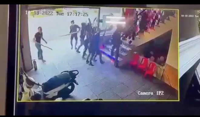 Hai nhóm thanh niên hỗn chiến trong quán karaoke ở Nha Trang. Ảnh: Cắt từ clip